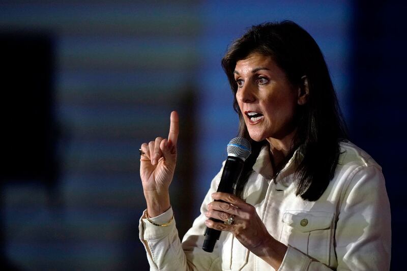 2025-يىللىق پىرېزىدېنتلىق سايلىمىغا قاتنىشىۋاتقان نىككى خالېي (Nikki Haley) خانىم سايلام نۇتقى سۆزلىمەكتە. 2024-يىلى 17-يانۋار.