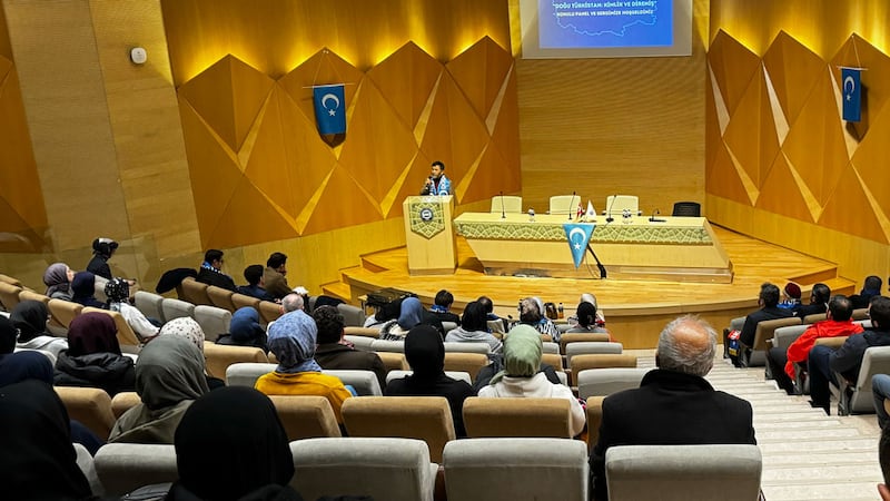 مارمارا ئۇنىۋېرسىتېتىدا ئۆتكۈزۈلگەن «شەرقىي تۈركىستان: كىملىك ۋە كۈرەش» دېگەن تېمىدىكى ئىلمىي مۇھاكىمە يىغىنى كۆرۈنۈشى. 2024-يىلى 11-دېكابىر، ئىستانبۇل
