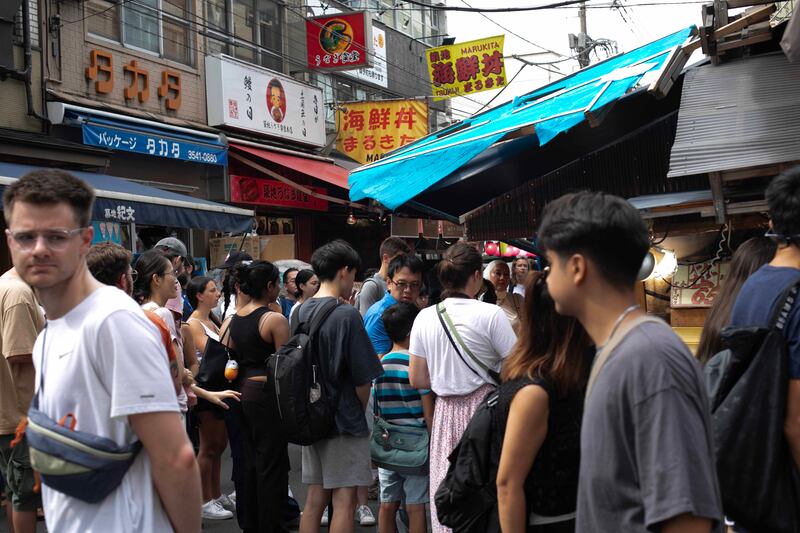據記者觀察,築地市場多了西方人及東亞旅客,一改疫情前只集中中國旅客的景況。(張仕仁攝)
