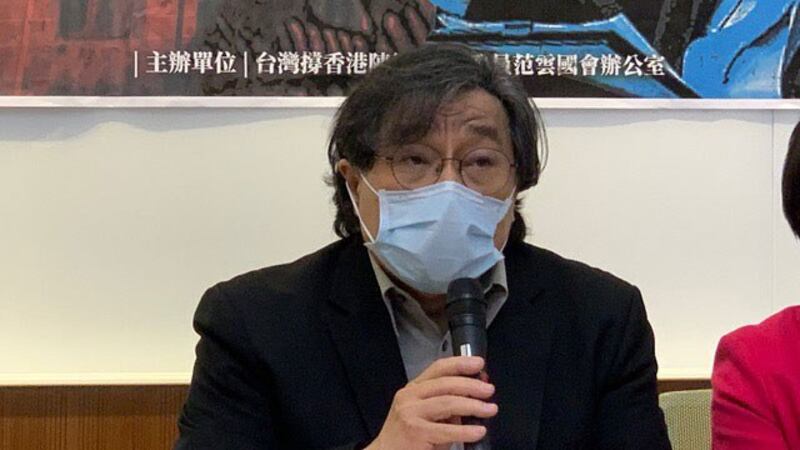 台湾中研院台史所副研究员吴叡人指出香港文革代理人模式。(记者 黄春梅摄)