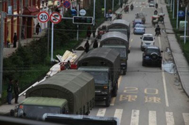 图片: 中共军警的车辆在四川阿坝若尔盖县的街道上。 (受访人提供/记者丹珍)