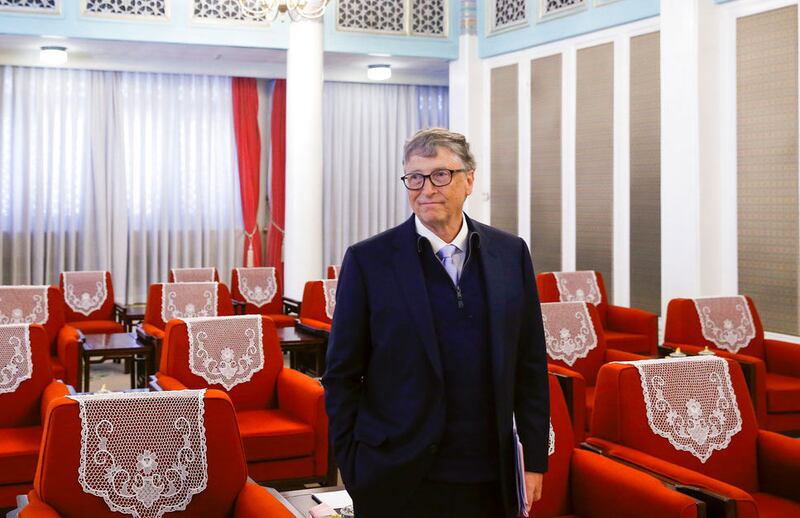 مىكروسوفت شىركىتىنىڭ قۇرغۇچىسى بېل گەيتس(Bill Gates) بېيجىڭغا يىغىنغا بارغان ۋاقتى. 2017-يىلى 3-نويابىر.