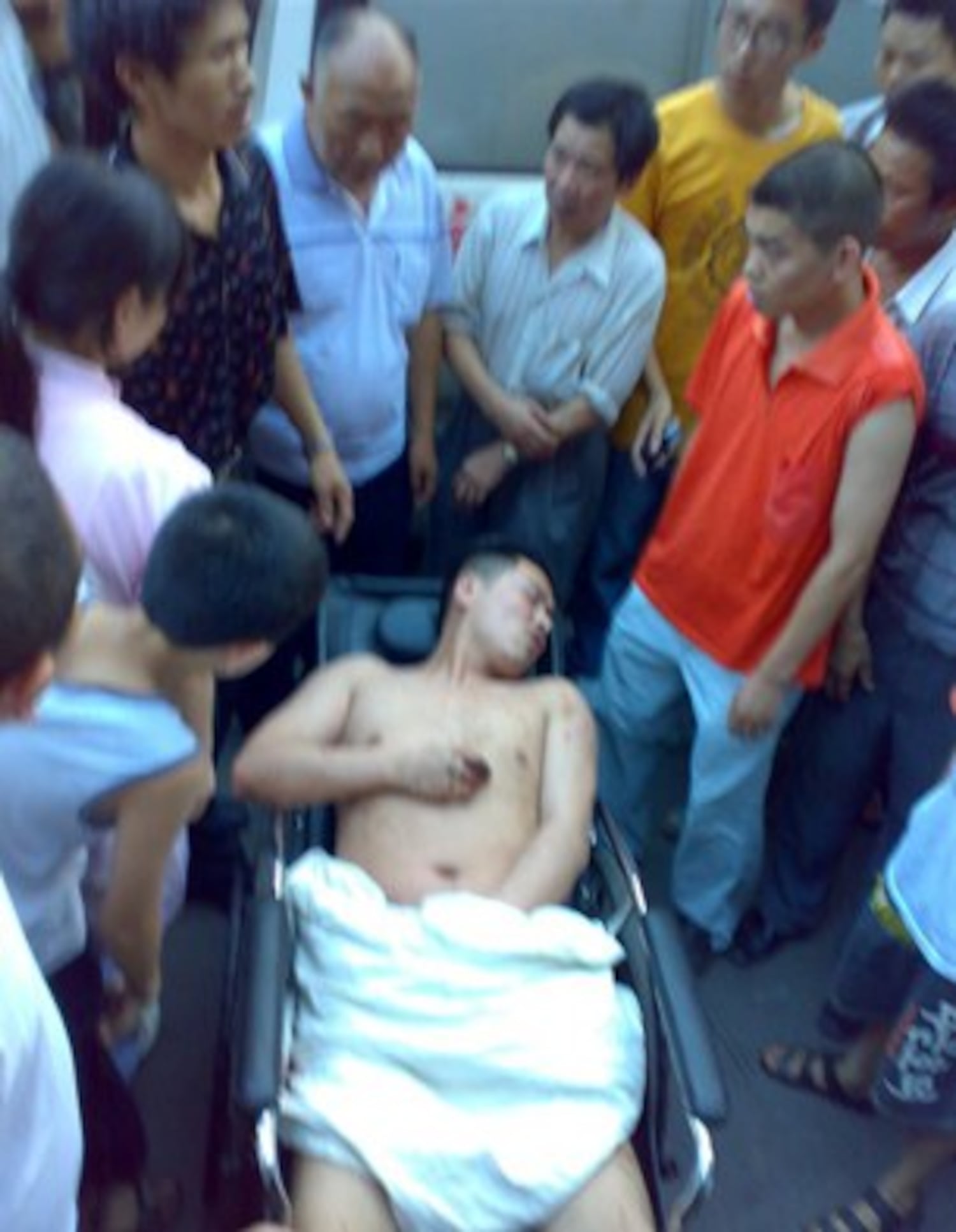 图片：据称被执法人员踢伤下体的伤者（市民提供/丁小）