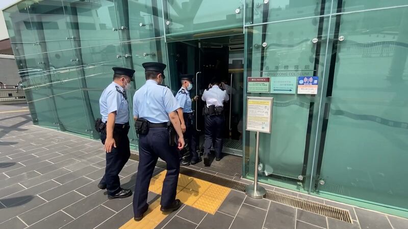 港警目前將案件列作工業意外，由九龍城警區重案組調查，勞工處亦根據職安健條例，派員通宵在紅館搜證。（石頭 攝）