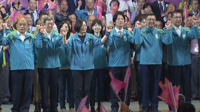民进党总统候选人蔡英文、副总统赖清德，17日在台北成立全国竞选总部，营造大团结。（记者李宗翰摄）