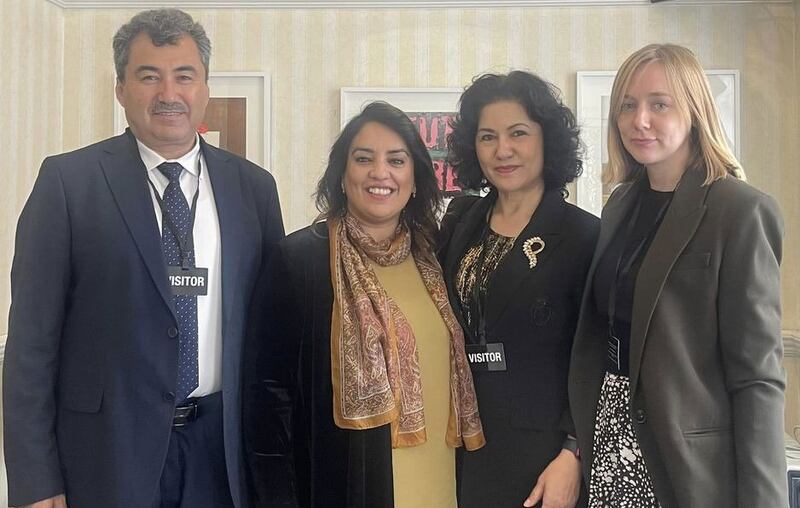 (سولدىن) ئابدۇلھاكىم ئىدرىس، پارلامېنت ئەزاسى ناز شاھ(Naz shah)، روشەن ئابباس، كلويې كرانستان(Chloe Cranston). 2022-يىلى 19-سەنتەبىر، لوندون.