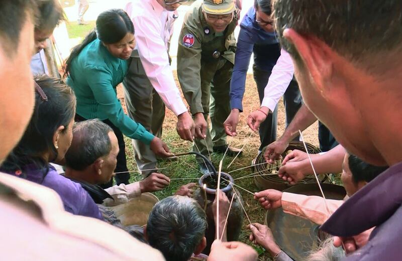 ជនជាតិ​ដើម​ភាគតិច​ទំពួន នៅ​ភូមិ​ស៊ើង ឃុំ​ស៊ើង ស្រុក​បរកែវ ខេត្ត​រតនគិរី ធ្វើ​ពិធី​ជប់​លៀង​អបអរ​ការ​​អនុម័ត​លក្ខន្តិកៈ​សហគមន៍​ដើម្បី​ត្រៀម​សុំ​ចុះ​បញ្ជី​ជា​សហគមន៍​នីតិបុគ្គល កាល​ពី​ថ្ងៃ​ទី​១១ ខែ​វិច្ឆិកា ឆ្នាំ​២០១៦។ RFA/Ratha Visal