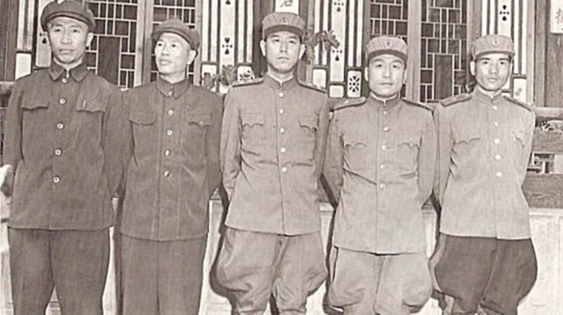共产阵营代表团合影。（截图来自沃尔特·G．赫姆斯：《停战谈判的帐篷与战斗前线》第二章《最初的几次谈判》）