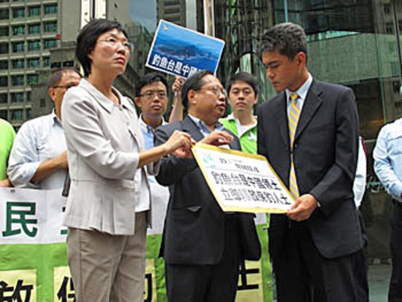 香港的民主黨周四(8月16日)向日本駐港領事館的代表遞交請願信。(民主黨提供)