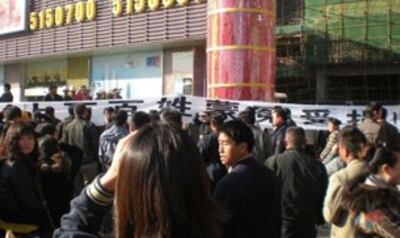 图片：上千人聚集扔鸡蛋、番茄，与楼盘保安发生冲突。（网络／丁小）