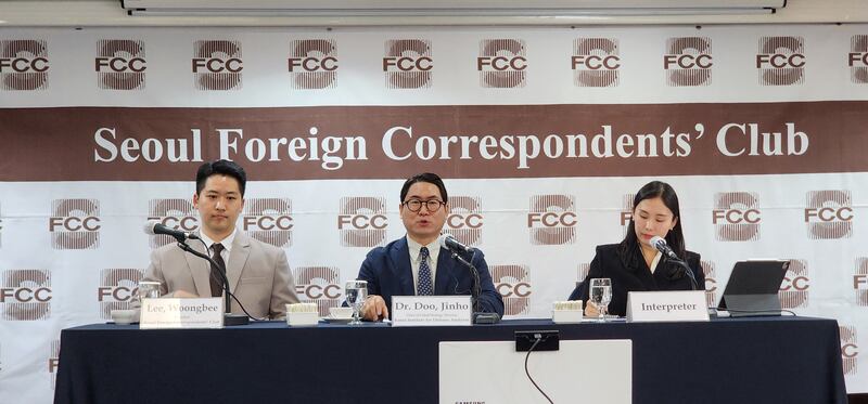 두진호 한국국방연구원 국제전략연구실장(가운데)이 8일 SFCC에서 열린 '우크라이나 전쟁 종전 전망' 기자설명회에서 발언하고 있다.