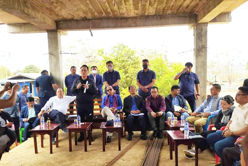 အိန္ဒိယနိုင်ငံ မဏိပူရ်ပြည်နယ် အစိုးရအဖွဲ့နှင့် မြန်မာစစ်ဘေးဒုက္ခသည်များ ၂၀၂၃ ခုနှစ်၊ မတ်လ ၂၆ ရက်နေ့က မိုးရေးမြို့တွင် တွေ့ဆုံစဉ်။ (Photo: Citizen Journalist)