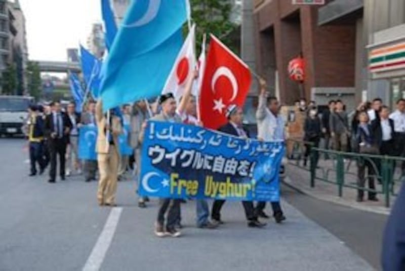 图片:会议闭幕后参加大会的全体代表与日本支持者近200人17号下午在东京的中国大使馆外举行了抗议遊行。(南洲拍摄)
