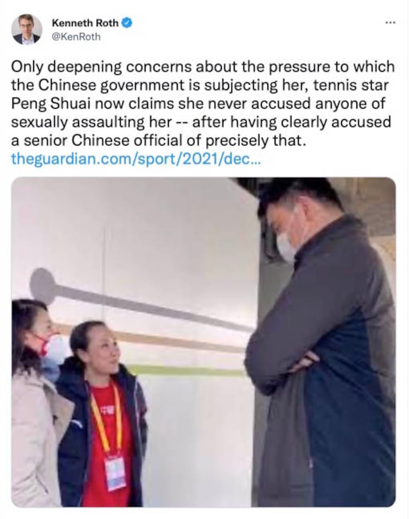 「人權觀察」執行長羅斯(Kenneth Roth)就彭帥最新「現身」否認性侵指控的視頻發表評論,他表示:彭帥的最新聲明只會加深人們對中國政府向她施壓的擔憂。(羅斯Twitter截圖)