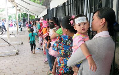 សកម្មភាព​ពលរដ្ឋ​យក​កុមារ​មក​ទទួល​ការ​ព្យាបាល​ជំងឺ​នៅ​មន្ទីរពេទ្យ​គន្ធបុប្ផា ក្បែរ​វត្ត​ភ្នំ នៅ​ថ្ងៃ​ទី​១០ ខែ​សីហា ឆ្នាំ​២០១៥។