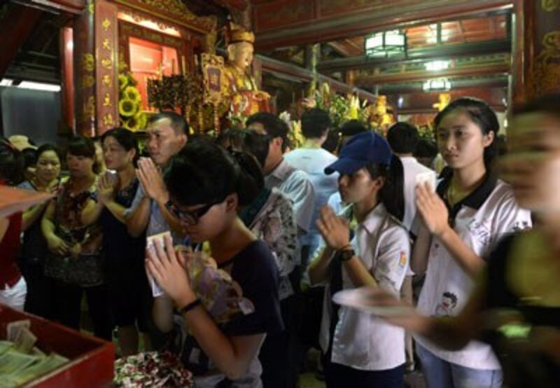 Học sinh vào chùa khấn vái trước ngày thi đại học ở Hà Nội tháng 7/2013. AFP photo