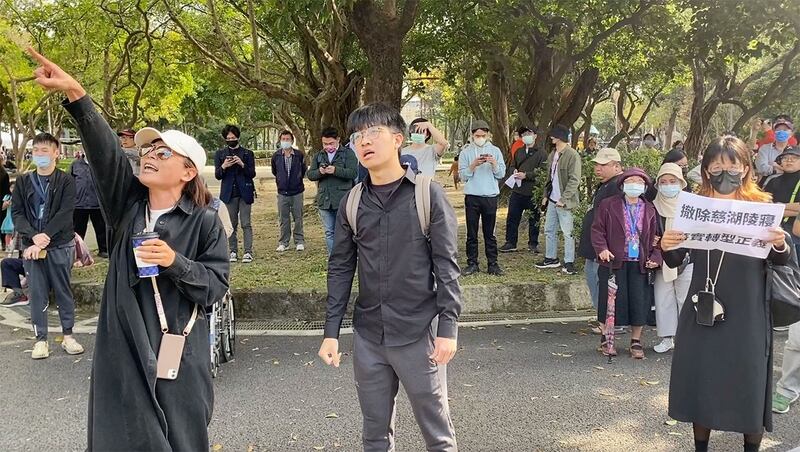 以“蒋家后代”自居的台北市长蒋万安，28日出席台北市二二八事件76周年纪念，致词中，有名为“无力者”组织的数名青年，冲上讲台，举着“下跪道歉”红字白布条，高喊“杀人凶手、下跪道歉”等口号，大批警力上前带离。（记者夏小华摄）