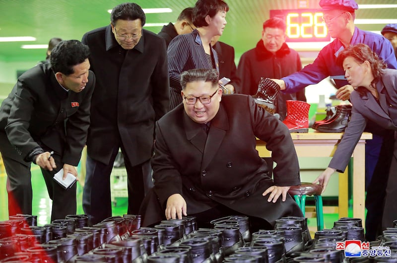 2018년 12월, 김정은 국무위원장이 원산의 한 신발 공장을 시찰하는 모습.