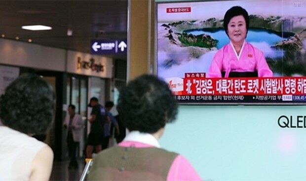 북한이 대륙간탄도미사일(ICBM)과 발사 성공과 관련된 특별중대보도를 한 4일 오후 서울역에서 시민들이 텔레비전을 통해 보도 내용을 보고 있다. 