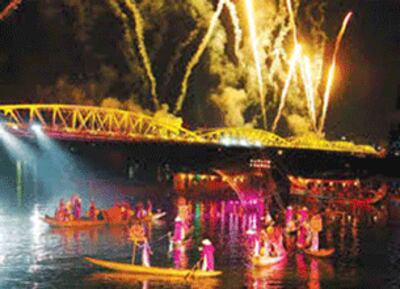 Cầu Trường Tiền trên sông Hương trong lễ hội Huế Festival- Courtesy of hueimperialcity.com 