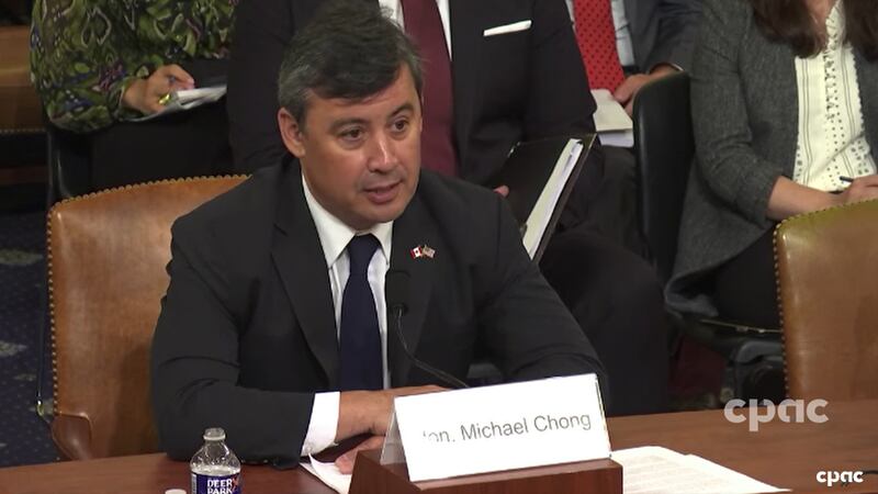 كانادا پارلامېنت ئەزاسى مايكول چوڭ (Michael Chong) خىتاينىڭ دۆلەت ھالقىغان تەھدىتى ھەققىدە گۇۋاھلىق بېرىۋاتىدۇ، 2023-يىلى 12-سېنتەبىر، ۋاشىنگتون
