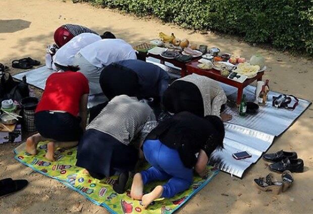 추석을 맞아 경기도 파주시 임진각에서 북한이탈주민들이 북녘을 향해 절하고 있다. 