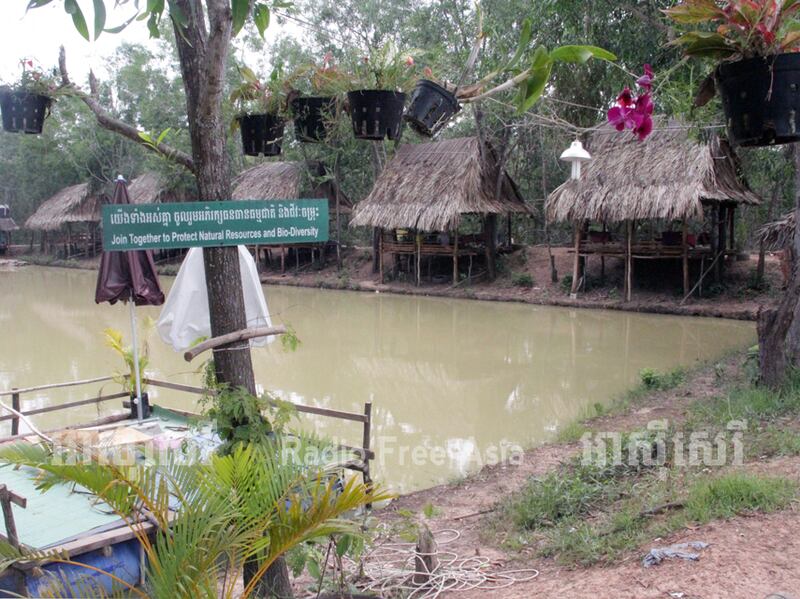 កន្លែង​អង្គុយ​លេង​ក្នុង​​រមណីយដ្ឋាន​ធម្មជាតិ​ព្រៃ​គគីរ នៅ​សង្កាត់​បាទី ក្រុង​បាវិត ខេត្ត​ស្វាយរៀង។ រូបថត​ថ្ងៃ​ទី​២៤ ខែ​សីហា ឆ្នាំ​២០១៧។ RFA/Tha Kitya