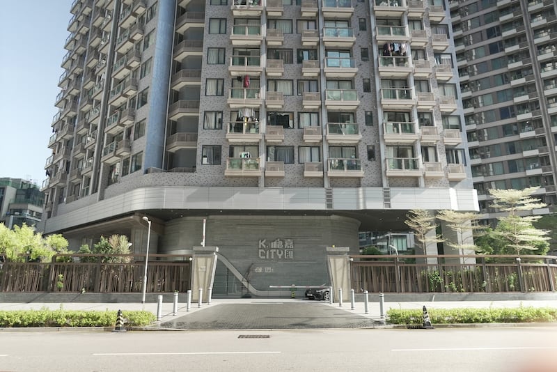 以鄰近地鐵站的嘉匯為例,由高峰期平均23000元一呎,跌至現時約17000元一呎。(衛斯攝)