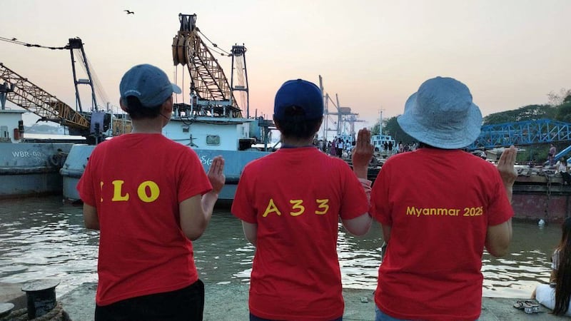 စစ်ကောင်စီ ဖိနှိပ်မှုများကို အပြည်ပြည်ဆိုင်ရာအလုပ်သမားအဖွဲ့ (ILO) ညီလာခံမှာ အရေးယူပေးဖို့အတွက် ၂၀၂၅ ခုနှစ်၊ မတ်လ ၁၀ ရက်နေ့ ရန်ကုန်မြို့တွင် ဆန္ဒပြ တောင်းဆိုကြစဉ်။ (Facebook/ Owl Community Photo)