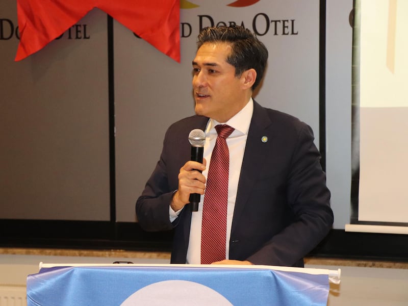 «ئىيى» پارتىيەسىنىڭ تۈركىيە پارلامېنتىدىكى پارلامېنت ئەزالىرىنىڭ گۇرۇپپا باشلىقى ساتۇق بۇغرا قاۋۇنجۇ سۆزلەۋاتىدۇ. 2025-يىلى 5-فېۋرال، ئەنقەرە