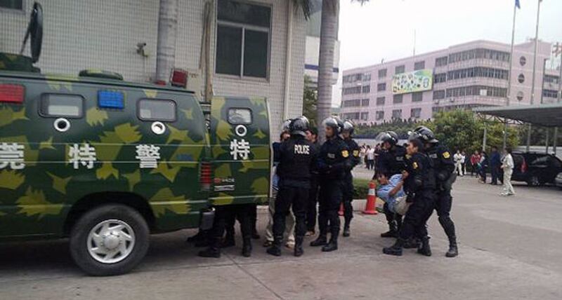 2013年3月1日,錢大五金廠工潮,特警把抗議工人捉走。(網民提供)