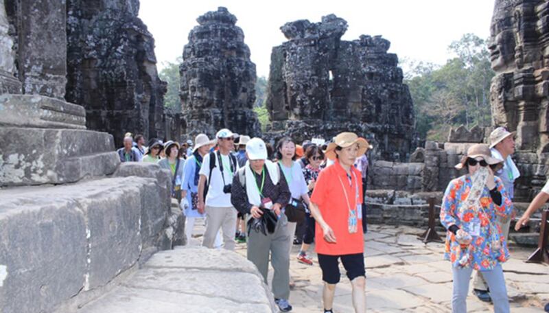 អ្នកទេសចរ​ជនជាតិ​កូរ៉េ ​មក​ទស្សនា​ប្រាសាទ​អង្គរវត្ត នៅ​ឆ្នាំ​២០១៩។