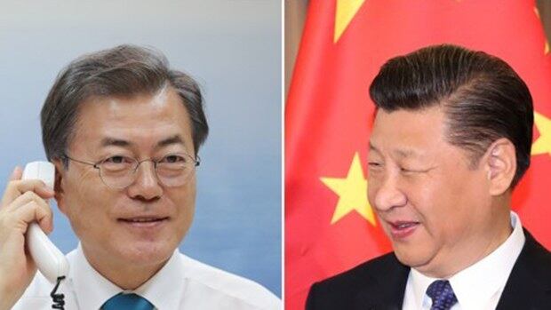 문재인 대통령이 11일 오후 청와대 관저 집무실에서 시진핑 중국 국가주석과 전화 통화를 하고 있다.