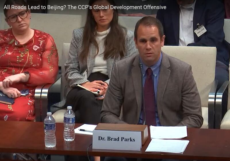 美国威廉与玛丽大学研究实验室AidData负责人布拉德·帕克斯（Brad Parks）在作证时指出，"一带一路"也为中国内部制造了三大严重问题。（视频截图/美国国会官网）