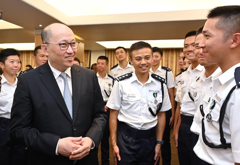 鄭雁雄於會操後與新紮見習督察閒談。（香港政府新聞網圖片）