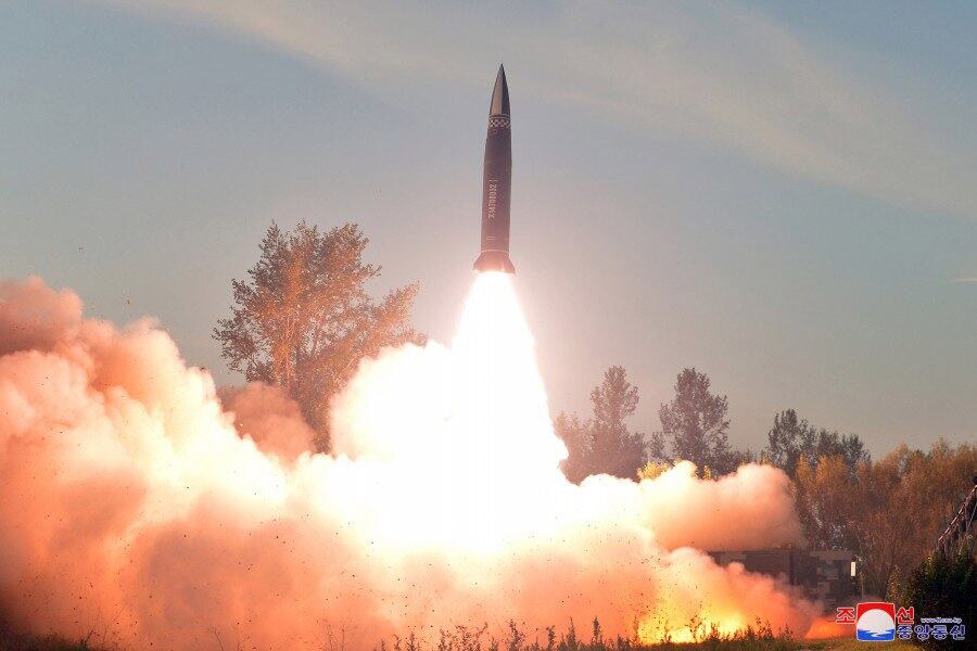 북한이 지난 9일 남포 일대에서 서해 방향으로 단거리 탄도미사일(SRBM)을 발사하고 있다