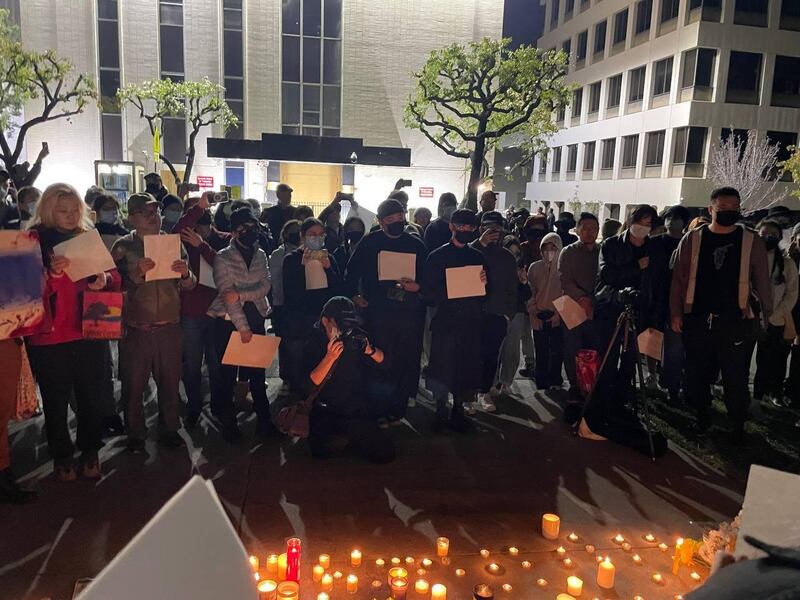 2022年11月27日入夜时分，洛杉矶中领馆外的悼念活动。（界立建提供）