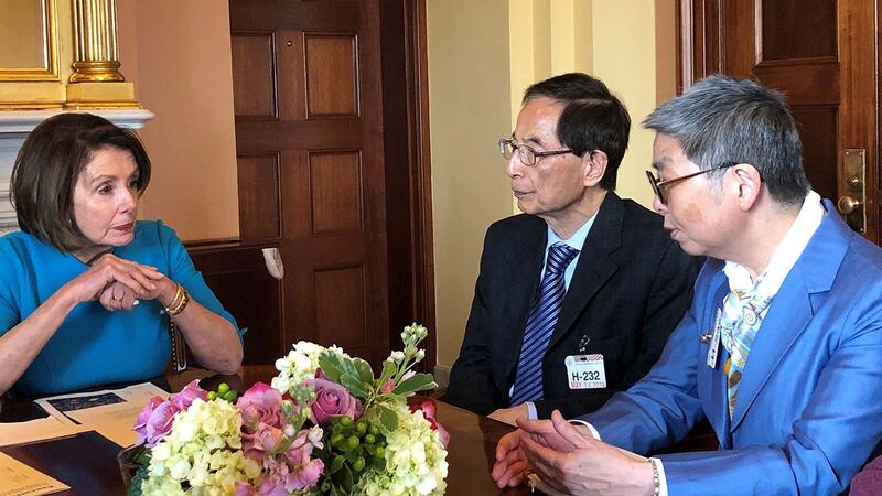 2019年5月16日，民主党创党主席李柱铭与前法律界立法会议员吴霭仪会见众议院议长佩洛西。（反对引渡修例美加团提供） 