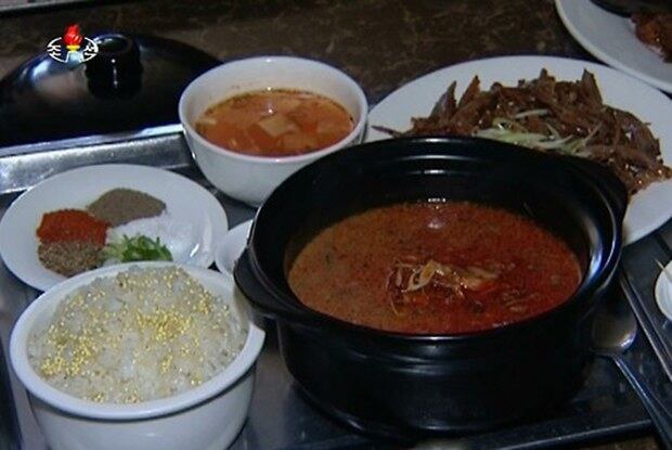 사진은 조선중앙TV가 소개한 평양 신흥단고기집에서 판매하고 있는 단고기장(보신탕)과 개고기로 만든 수육.