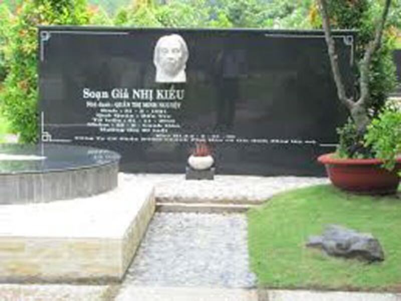 Mộ phần soạn giả Nhị Kiều trong Hoa Viên Nghĩa Trang Bình Dương. Courtesy photo.