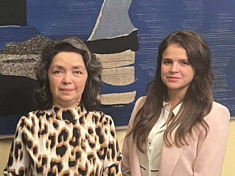 قەلبىنۇر سىدىق ۋە ئېۋىتالار بىلەن بىللە. 2024-يىلى 9-نويابىر، پىراگا