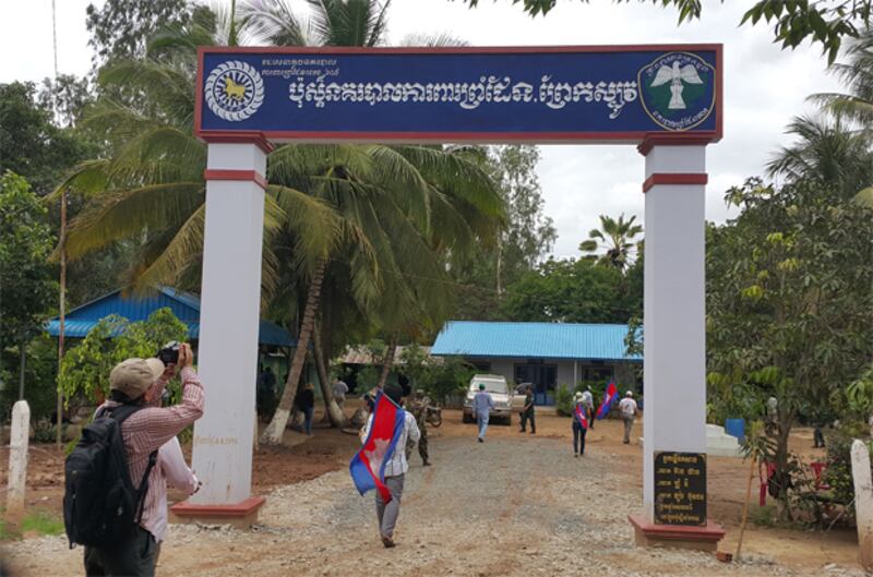 ប៉ុស្តិ៍​នគរបាល​ការពារ​ព្រំដែន​ព្រែកស្បូវ ស្ថិត​នៅ​ភូមិ​ព្រែកស្បូវ ឃុំ​សំពៅពូន ស្រុក​កោះធំ ខេត្ត​កណ្ដាល។ រូបថត​ថ្ងៃ​ទី​២០ ខែ​មិថុនា ឆ្នាំ​២០១៥ 