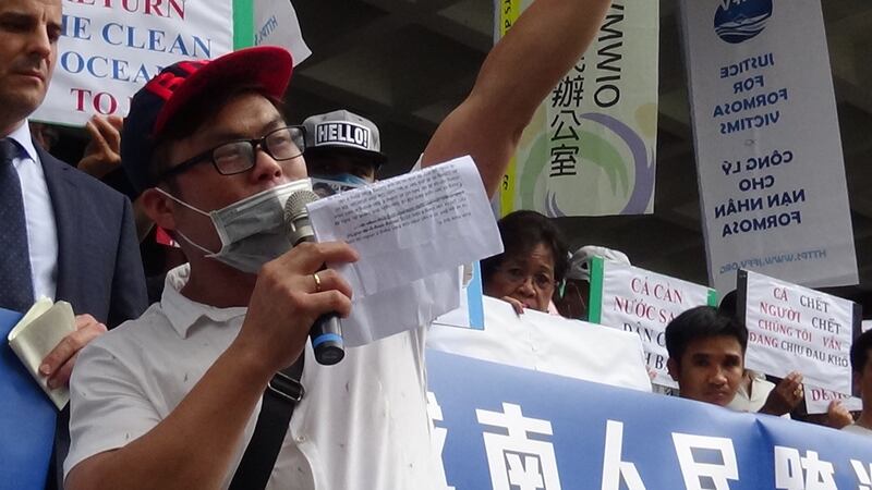 阮姓青年控诉台塑对越南中部四省造成的伤害。（记者夏小华摄）