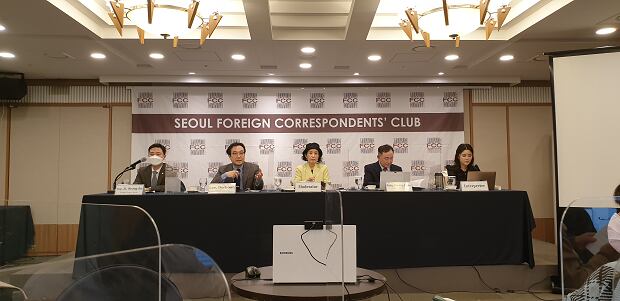 15일 서울에서 외신을 대상으로 열린 '김정은 집권 10년, 결산과 전망' 기자설명회.
