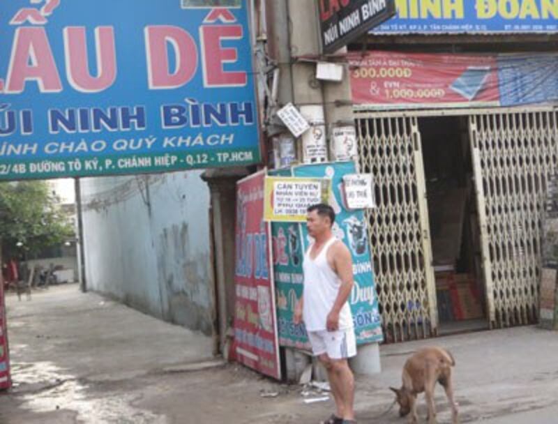 Một bảng thông báo tìm người lao động được dán treo bên cột điện ở Bình Chánh - Sài Gòn. RFA PHOTO.