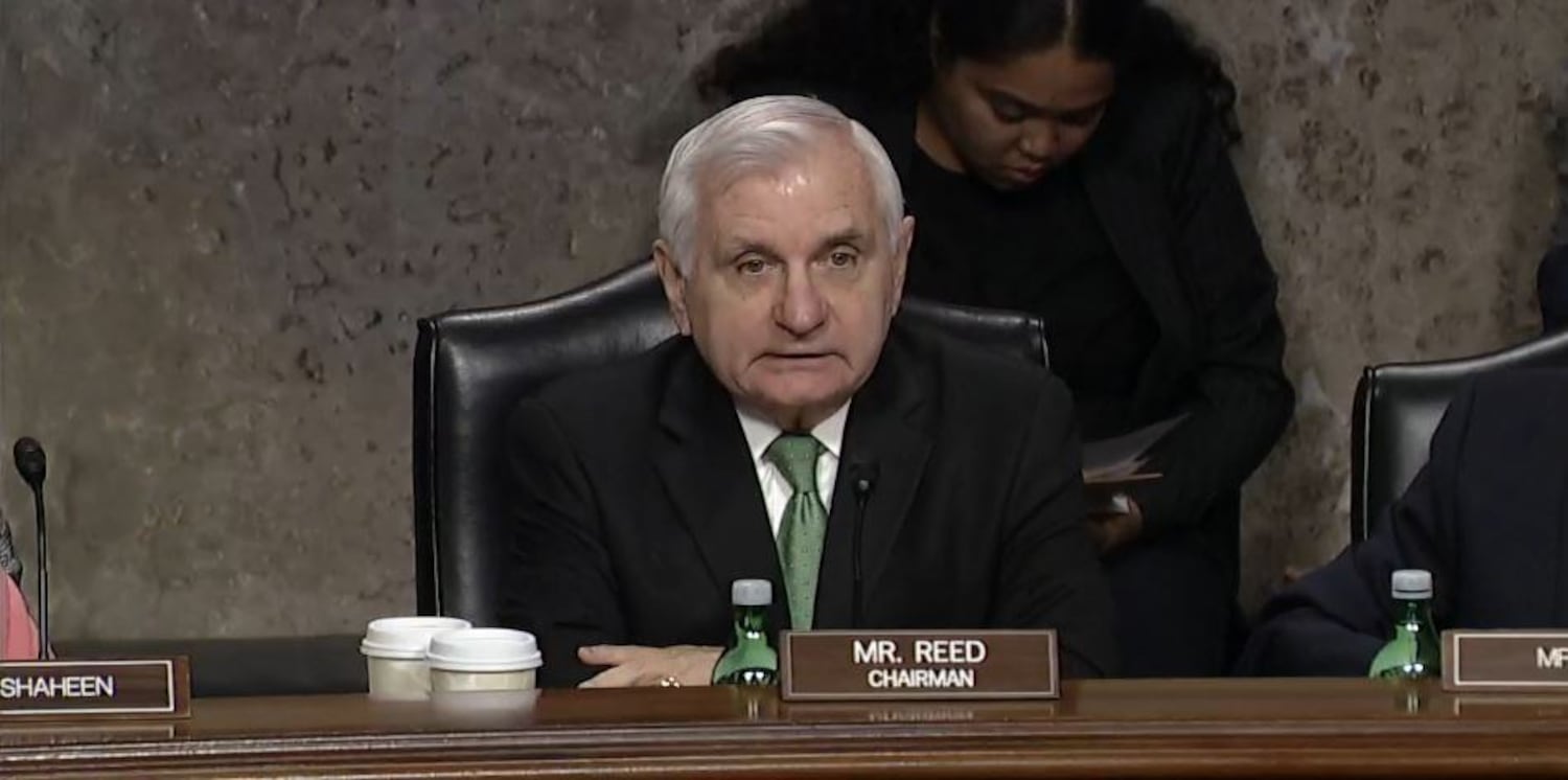 美国联邦参议院军事委员会主席杰克·里德（Sen. Jack Reed）。（听证会视频截图）