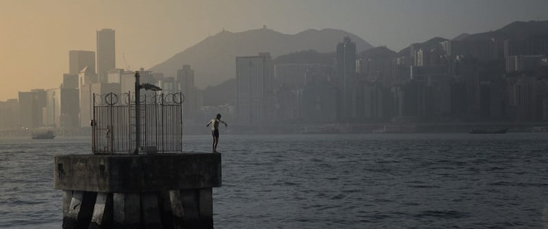 海的意象在《忧郁之岛》不断出现，隐喻着自由、危险与平静。（剧照提供／光年映画）