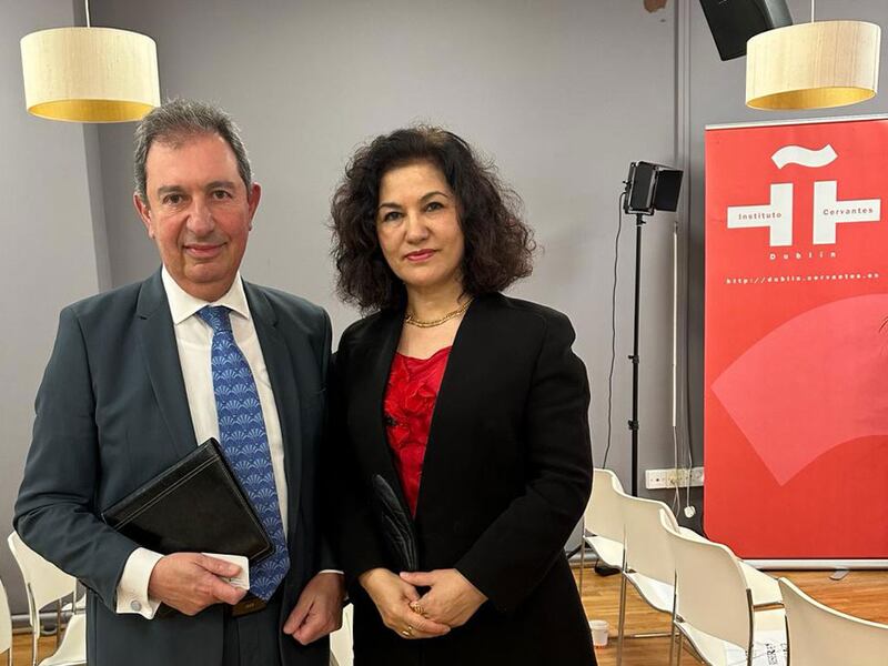 ئوڭدىن سولغا ئۇيغۇر ھەرىكىتى تەشكىلاتىنىڭ رەئىسى روشەن ئابباس بىلەن تۈركىيە باش ئەلچىسى ھاكان ئولجاي، 2023-يىلى 6-دېكابىر، دۇبلىن