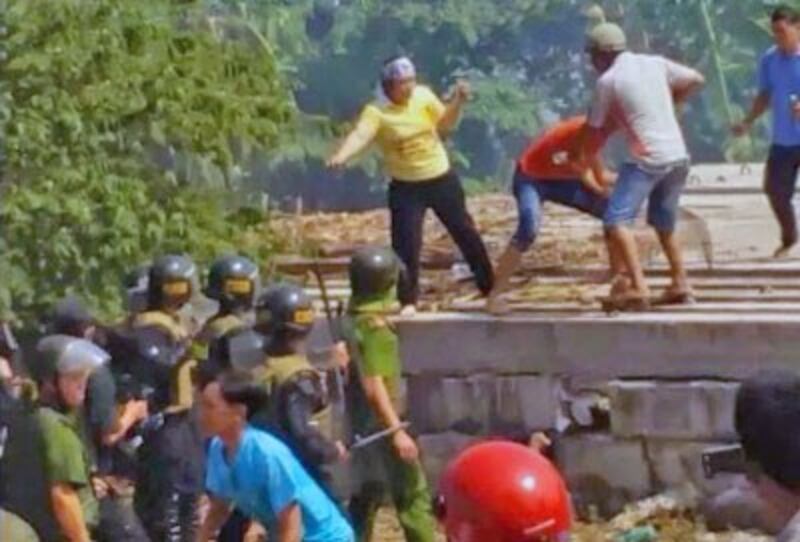 Lực lượng cưỡng chế trấn áp đánh đập và bắt giam gia đình ông Nguyễn Trung Can và bà Mai thị Kim Hương khi họ cương quyết không giao đất. Ngày 14 tháng 4, 2015. File photo