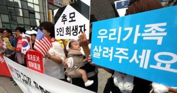 지난 2017년 서울 명동 중국대사관 입구에서 열린 북한이탈주민 강제북송 반대 및 즉각 석방 요구 기자회견에서 북한이탈주민 구금자 가족 등이 요구사항이 적힌 손팻말을 들고 중국 정부에 항의하고 있다.